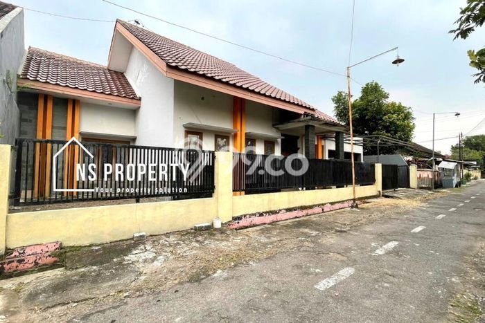 PROPERTI PILIHAN! Rumah di Ngemplak, LT 240m2m² Bangunan 200m2m² PROPERTI PILIHAN! Rumah di Ngemplak, LT 240m2m² Bangunan 200m2m²