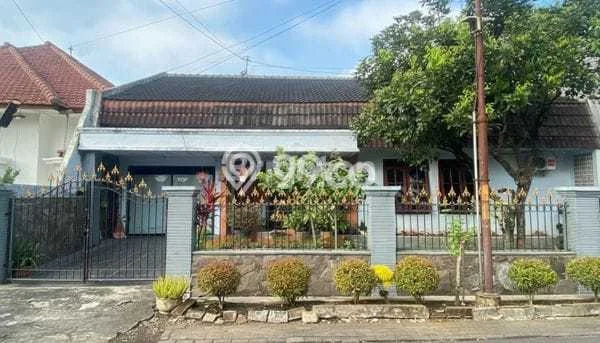 Rumah Mewah LB 180m2 Siap Pakai Desain Elegan di Bantaran, Malang Rumah Mewah LB 180m2 Siap Pakai Desain Elegan di Bantaran, Malang