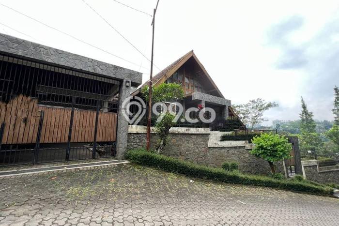 FOR SALE! Vila Kawasan , Area 743m2m², Posisi Premium FOR SALE! Vila Kawasan , Area 743m2m², Posisi Premium