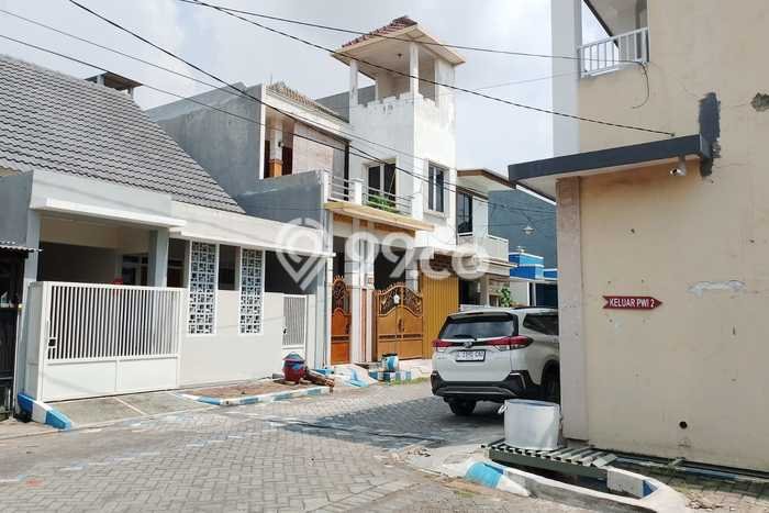 For Sale Rumah 4 Kamar Lokasi Ideal Nyaman dan Strategis di Taman For Sale Rumah 4 Kamar Lokasi Ideal Nyaman dan Strategis di Taman