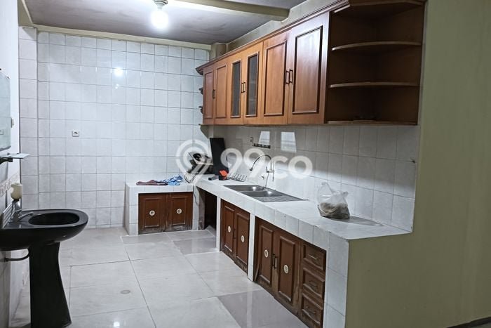Lokasi strategis! Rumah siap huni disewakan di Grogol Petamburan LB 100m2 Lokasi strategis! Rumah siap huni disewakan di Grogol Petamburan LB 100m2