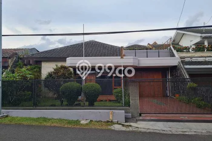 Disewakan! Rumah 3 Kamar Tidur &
2 Kamar Mandi di Cikutra, Bandung Disewakan! Rumah 3 Kamar Tidur &
2 Kamar Mandi di Cikutra, Bandung