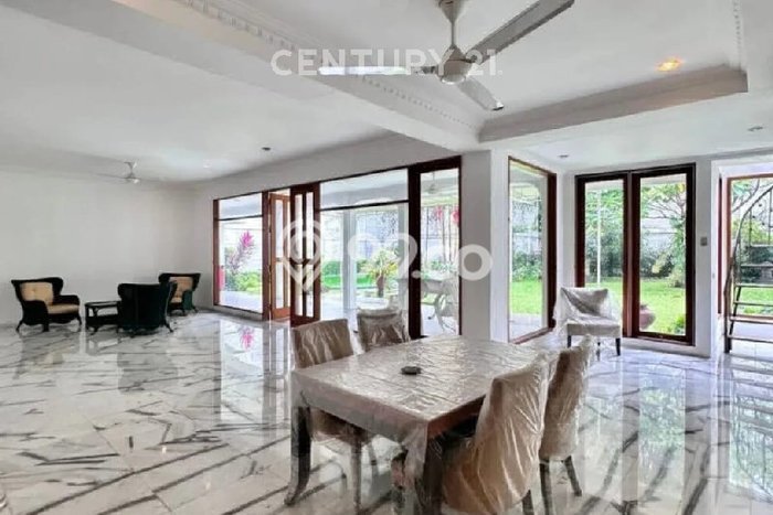Sewa Rumah Strategis LT 1146m2 / LB 600m2 di Kemang, Jakarta Selatan Sewa Rumah Strategis LT 1146m2 / LB 600m2 di Kemang, Jakarta Selatan