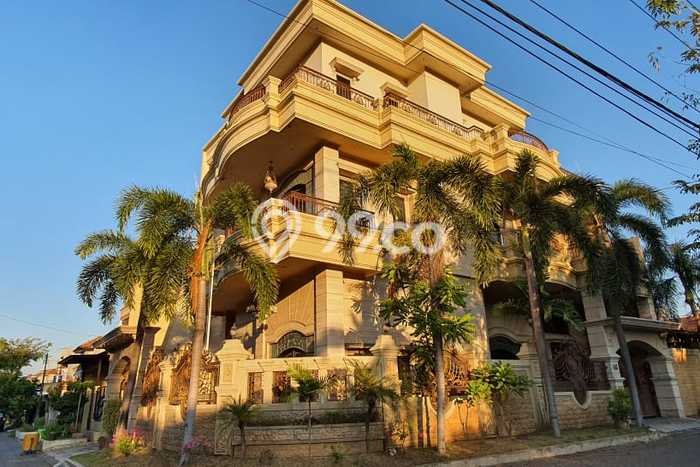 Rumah Mewah LB 1100m2 Siap Pakai Desain Elegan di Alun-alun Contong, Surabaya Rumah Mewah LB 1100m2 Siap Pakai Desain Elegan di Alun-alun Contong, Surabaya