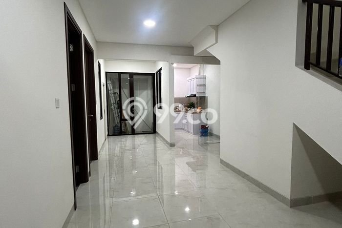 Rumah Luas Asri 4 KT Siap Pakai di Suvarna Sutera Tangerang Rumah Luas Asri 4 KT Siap Pakai di Suvarna Sutera Tangerang