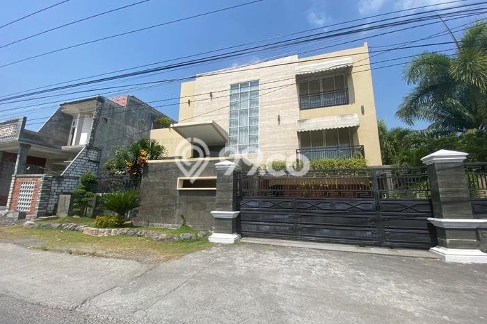 For Sale Rumah 5 Kamar Lokasi Strategis Nyaman dan Strategis di Deket For Sale Rumah 5 Kamar Lokasi Strategis Nyaman dan Strategis di Deket