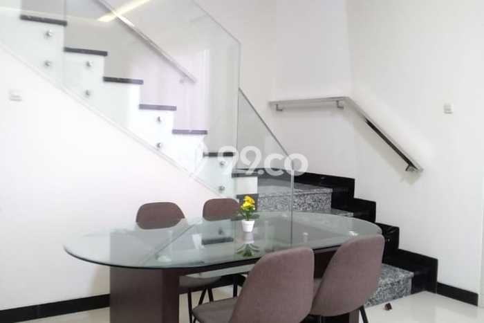 Rumah di Pakuwon City, 4 KT, Lingkungan Nyaman Rumah di Pakuwon City, 4 KT, Lingkungan Nyaman