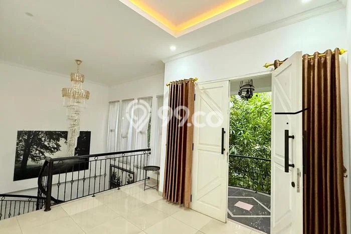 Rumah Mewah LB 330m2 Siap Huni Desain Elegan di Galaxy, Bekasi Rumah Mewah LB 330m2 Siap Huni Desain Elegan di Galaxy, Bekasi