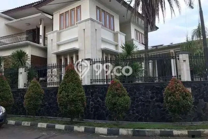 Ready to Use! Luxury House LT 510m2 Desain Modern di Kemanggisan Ready to Use! Luxury House LT 510m2 Desain Modern di Kemanggisan