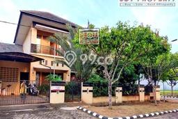 Ready to Use! Luxury House LT 323m2 Desain Modern di Kemang Pratama Ready to Use! Luxury House LT 323m2 Desain Modern di Kemang Pratama