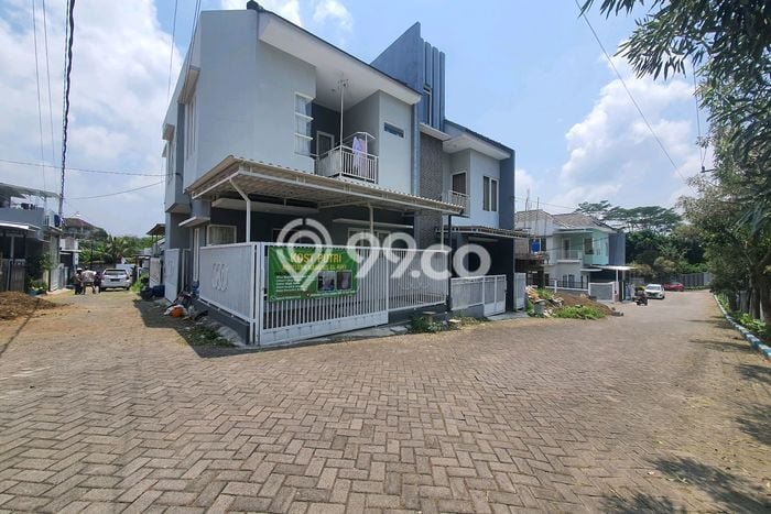 Rumah lokasi , Malang, Luas 84m2m² Bangunan 128m2m² Rumah lokasi , Malang, Luas 84m2m² Bangunan 128m2m²
