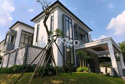 Ready to Use! Luxury House LT 261m2 Desain Elegan di BSD Ready to Use! Luxury House LT 261m2 Desain Elegan di BSD