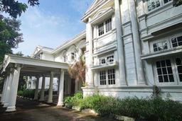 Dijual Rumah Luas Elegan Dengan View Eksklusif di Kemang, Jakarta Selatan Dijual Rumah Luas Elegan Dengan View Eksklusif di Kemang, Jakarta Selatan