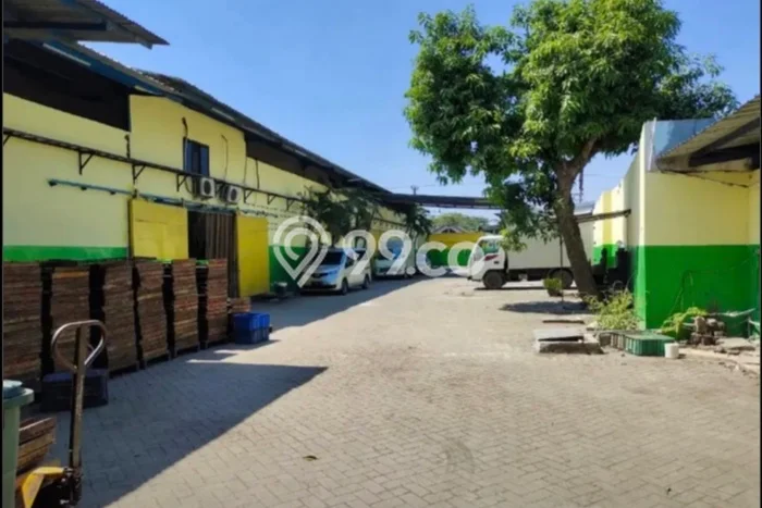 LOKASI SUPER STRATEGIS! Gudang di Prambon, Luas 2900m2m², Area Komersial LOKASI SUPER STRATEGIS! Gudang di Prambon, Luas 2900m2m², Area Komersial
