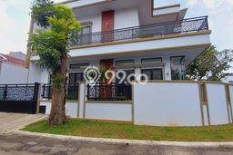 Rumah Elit Modern Tanpa Renovasi di BSD City Tangerang Rumah Elit Modern Tanpa Renovasi di BSD City Tangerang