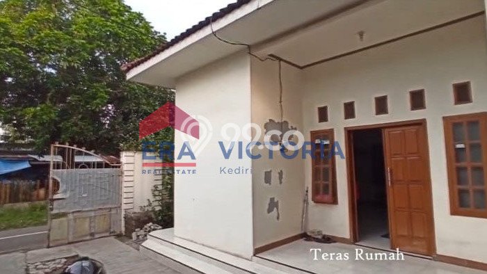 INVESTASI CERDAS! Rumah Exclusive , Kediri, LT 320m2m² LB 315m2m² INVESTASI CERDAS! Rumah Exclusive , Kediri, LT 320m2m² LB 315m2m²