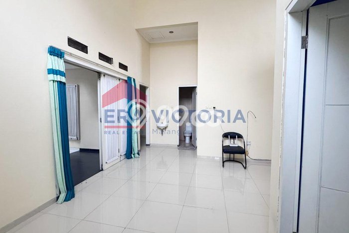 SPECIAL PRICE! Rumah area Lowokwaru, 2 KM, Dekat Pusat Kota, Luas 215m2m² Bangunan 170m2m² SPECIAL PRICE! Rumah area Lowokwaru, 2 KM, Dekat Pusat Kota, Luas 215m2m² Bangunan 170m2m²
