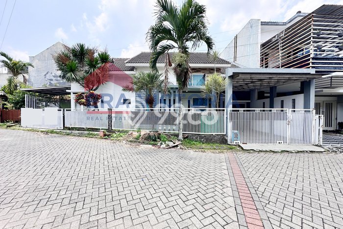 Rumah Asri di Lowokwaru, 6 KM, Luas 196m2m² Bangunan 180m2m² Rumah Asri di Lowokwaru, 6 KM, Luas 196m2m² Bangunan 180m2m²