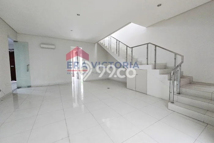 Rumah di , Dekat Pusat Kota, 3 KM, Luas 154m2m² LB 160m2m² Rumah di , Dekat Pusat Kota, 3 KM, Luas 154m2m² LB 160m2m²