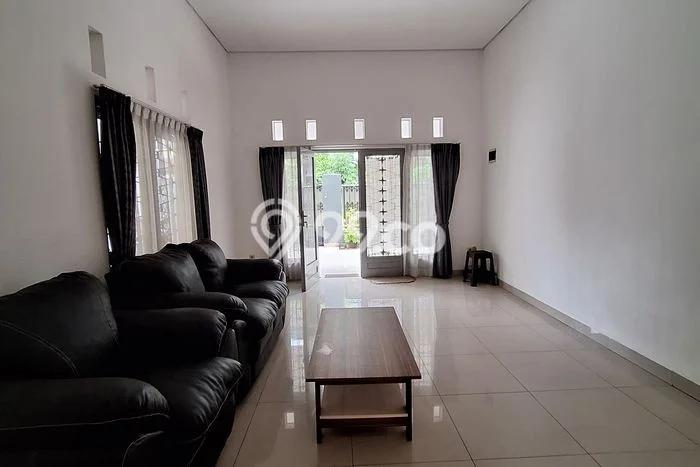 Disewakan Rumah Konsep Modern di Tebet Jakarta Selatan dengan 5 KT Disewakan Rumah Konsep Modern di Tebet Jakarta Selatan dengan 5 KT