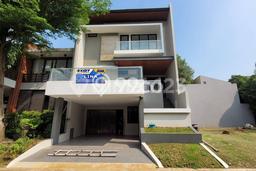 SIAP HUNI! Rumah Asri di , Luas 120m2m² Bangunan 320m2m² SIAP HUNI! Rumah Asri di , Luas 120m2m² Bangunan 320m2m²