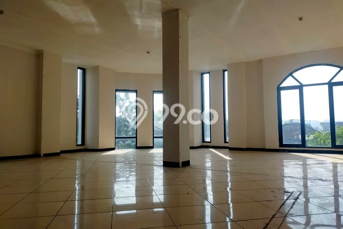 Disewakan Ruko di Kawasan Ramai Surapati Luas 400m2 Disewakan Ruko di Kawasan Ramai Surapati Luas 400m2