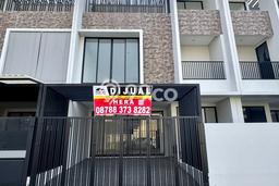 Ready to Use! Premium House LT 110m2 Desain Elegan di Villa Meruya Ready to Use! Premium House LT 110m2 Desain Elegan di Villa Meruya