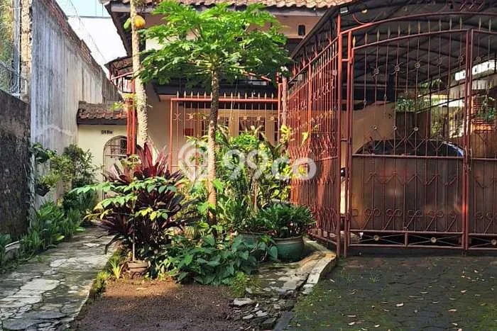 Rumah LT 261m2m² Harga Menarik di Gatot Subroto, Bandung Rumah LT 261m2m² Harga Menarik di Gatot Subroto, Bandung