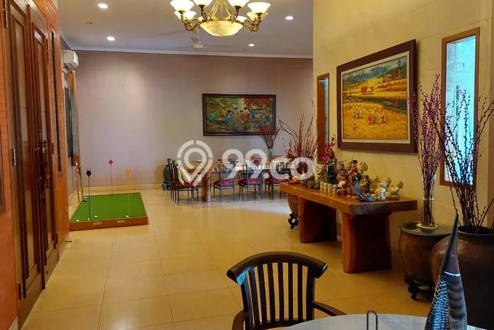 For Sale Hunian Elegan Klasik di Jakarta Timur For Sale Hunian Elegan Klasik di Jakarta Timur