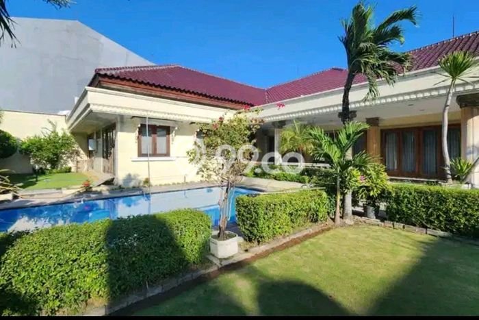 Rumah Mewah LB 722m2 Siap Pakai Desain Elegan di Jemursari, Surabaya Rumah Mewah LB 722m2 Siap Pakai Desain Elegan di Jemursari, Surabaya