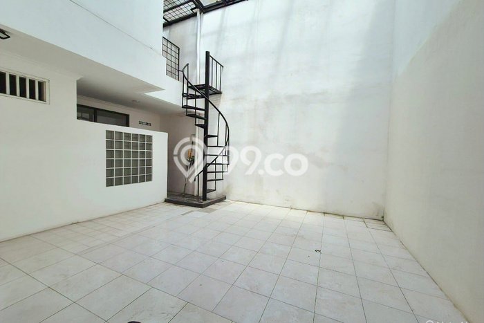 Rumah Elit Modern Tanpa Renovasi di Puri Indah Jakarta Barat Rumah Elit Modern Tanpa Renovasi di Puri Indah Jakarta Barat