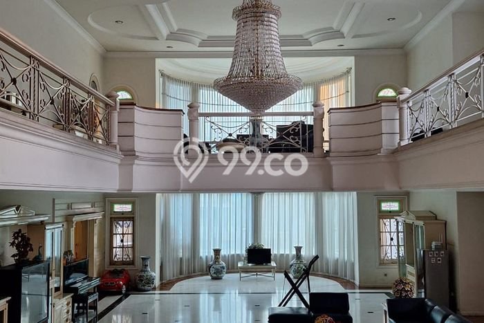 Rumah Mewah LB 1300m2 Siap Pakai Desain Elegan di Mayjen Sungkono, Surabaya Rumah Mewah LB 1300m2 Siap Pakai Desain Elegan di Mayjen Sungkono, Surabaya