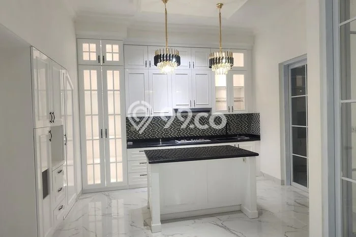 Ready to Use! Premium House LT 200m2 Desain Elegan di Meruya Ready to Use! Premium House LT 200m2 Desain Elegan di Meruya