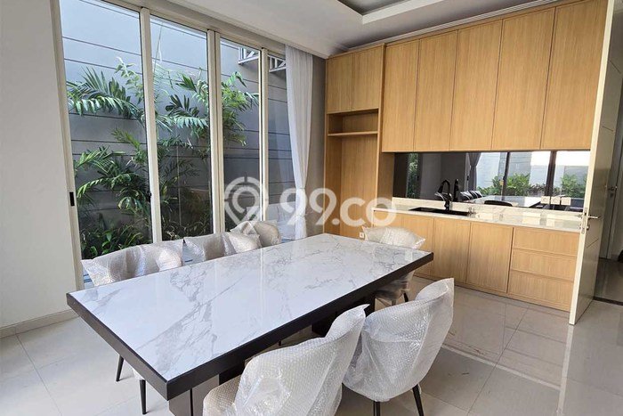 Rumah Nyaman di Pakuwon Indah, 4 KT, Area Tenang, Luas 450m2m² LB 600m2m² Rumah Nyaman di Pakuwon Indah, 4 KT, Area Tenang, Luas 450m2m² LB 600m2m²