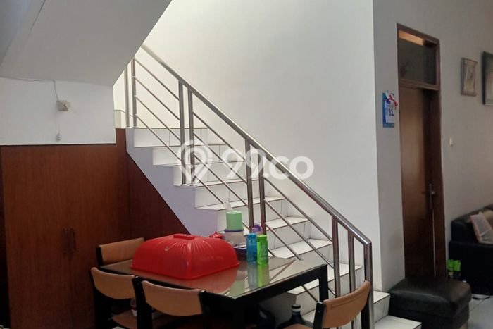 Rumah Strategis dengan Luas Tanah 86m² dan Luas Bangunan 150m² di Kawasan Regol, Bandung Rumah Strategis dengan Luas Tanah 86m² dan Luas Bangunan 150m² di Kawasan Regol, Bandung