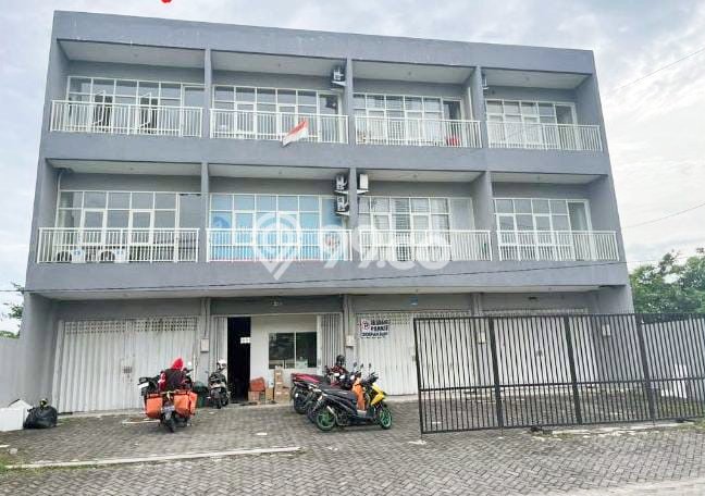 Area Ramai! Ruko Dijual di Wiyung untuk Bisnis Luas Bangunan 250m2 Area Ramai! Ruko Dijual di Wiyung untuk Bisnis Luas Bangunan 250m2