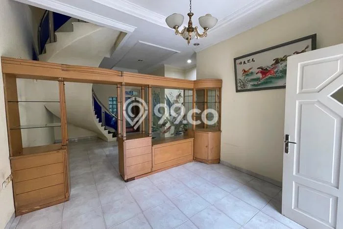 Disewakan! Rumah 3 Kamar Tidur &
3 Kamar Mandi di Jelambar, Jakarta Barat Disewakan! Rumah 3 Kamar Tidur &
3 Kamar Mandi di Jelambar, Jakarta Barat