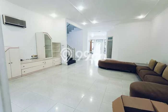 Jarang Ada! Rumah Sewa 4 Kamar Nyaman Siap Huni Intercon Jarang Ada! Rumah Sewa 4 Kamar Nyaman Siap Huni Intercon