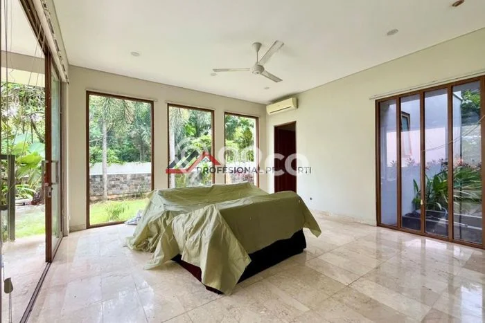 Sewa Rumah Strategis di Pejaten LT 460m2 / LB 500m2 Siap Huni Sewa Rumah Strategis di Pejaten LT 460m2 / LB 500m2 Siap Huni