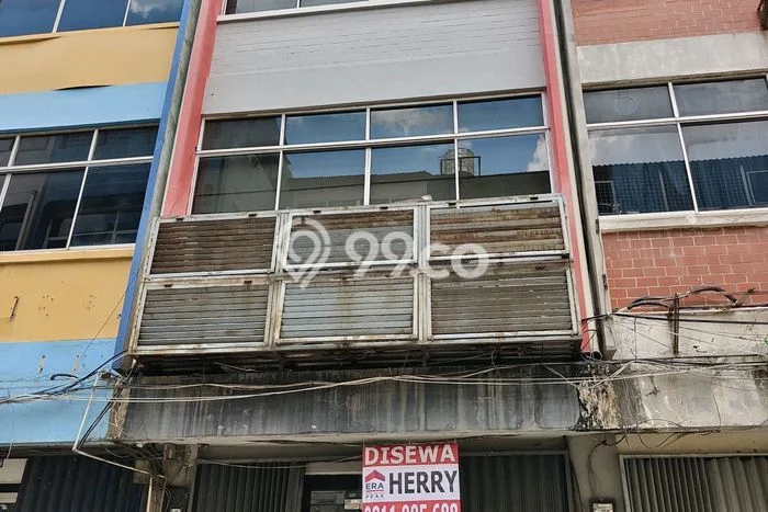 Ruko Disewa di Jakarta Barat dengan LB 236m2 Area Komersial Ramai Ruko Disewa di Jakarta Barat dengan LB 236m2 Area Komersial Ramai
