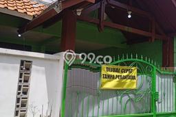 Rumah Strategis Modern Lb 200m2 di Wonocolo, Surabaya Rumah Strategis Modern Lb 200m2 di Wonocolo, Surabaya