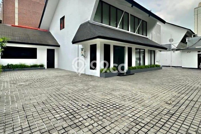 Disewakan Komersial komersial di Kebayoran Baru luas bangunan 323m2 Disewakan Komersial komersial di Kebayoran Baru luas bangunan 323m2