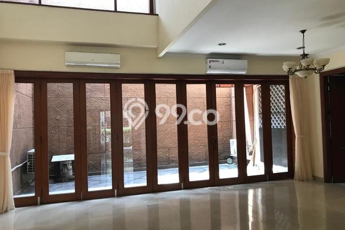 SPECIAL PRICE! Rumah di Kebayoran Lama, 4 KT, Akses Mudah Pusat Kota, LT 200m2m² Bangunan 250m2m² SPECIAL PRICE! Rumah di Kebayoran Lama, 4 KT, Akses Mudah Pusat Kota, LT 200m2m² Bangunan 250m2m²