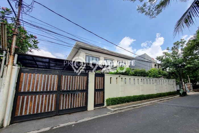 Rumah Eksklusif Dijual LT 585m2 di Cilandak, Jakarta Selatan Rumah Eksklusif Dijual LT 585m2 di Cilandak, Jakarta Selatan