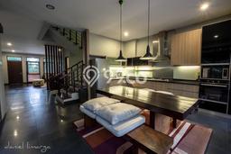 Disewakan! Rumah 3 Kamar Tidur &
2 Kamar Mandi di Setra Duta, Bandung Disewakan! Rumah 3 Kamar Tidur &
2 Kamar Mandi di Setra Duta, Bandung