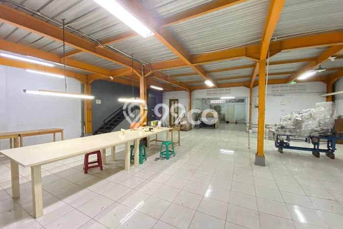 Gudang Disewa di Tangerang dengan LB 300m2 Area Komersial Ramai Gudang Disewa di Tangerang dengan LB 300m2 Area Komersial Ramai