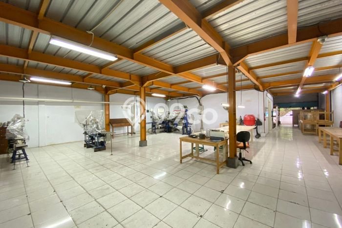 Gudang Disewa di Tangerang dengan LB 300m2 Area Komersial Ramai Gudang Disewa di Tangerang dengan LB 300m2 Area Komersial Ramai