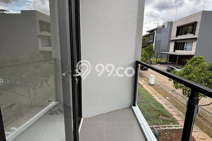 Rumah Elit Modern Tanpa Renovasi di Joglo Jakarta Barat Rumah Elit Modern Tanpa Renovasi di Joglo Jakarta Barat