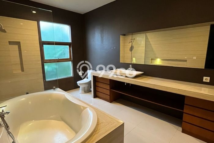 LOKASI PREMIUM! Vila di , Luas 0m2m², Akses ke Pusat Kota LOKASI PREMIUM! Vila di , Luas 0m2m², Akses ke Pusat Kota