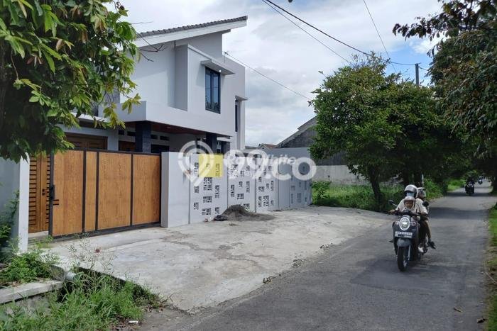 For Sale Rumah 3 Kamar Lokasi Ideal Bagus dan Strategis di Banyuanyar For Sale Rumah 3 Kamar Lokasi Ideal Bagus dan Strategis di Banyuanyar